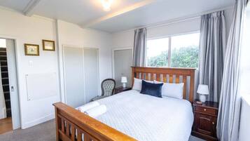 4 bedrooms, travel cot, bed sheets