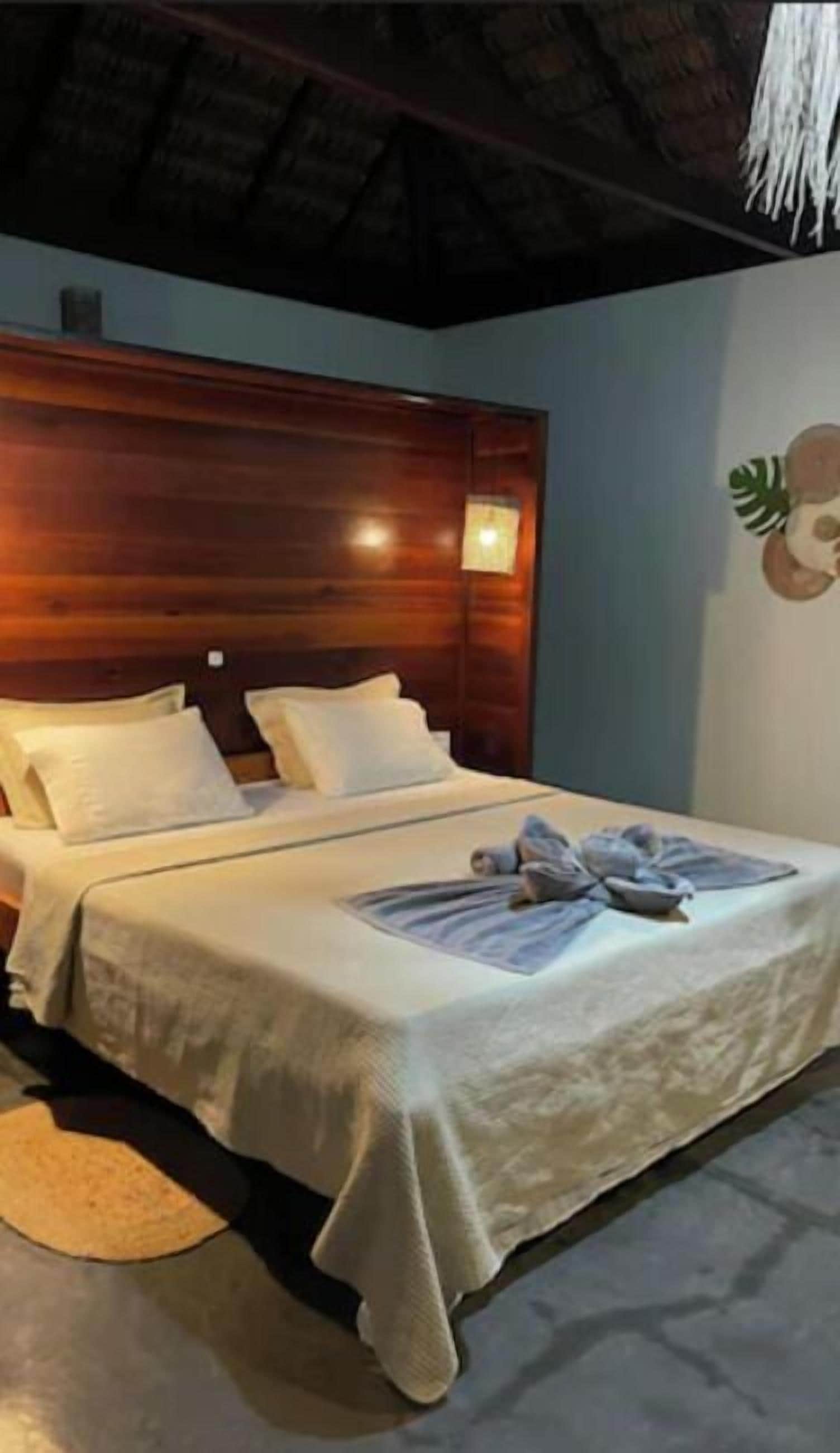 Chalet económico, lanai, vista al jardín | Espacio para trabajar con laptop y tabla de planchar con plancha 