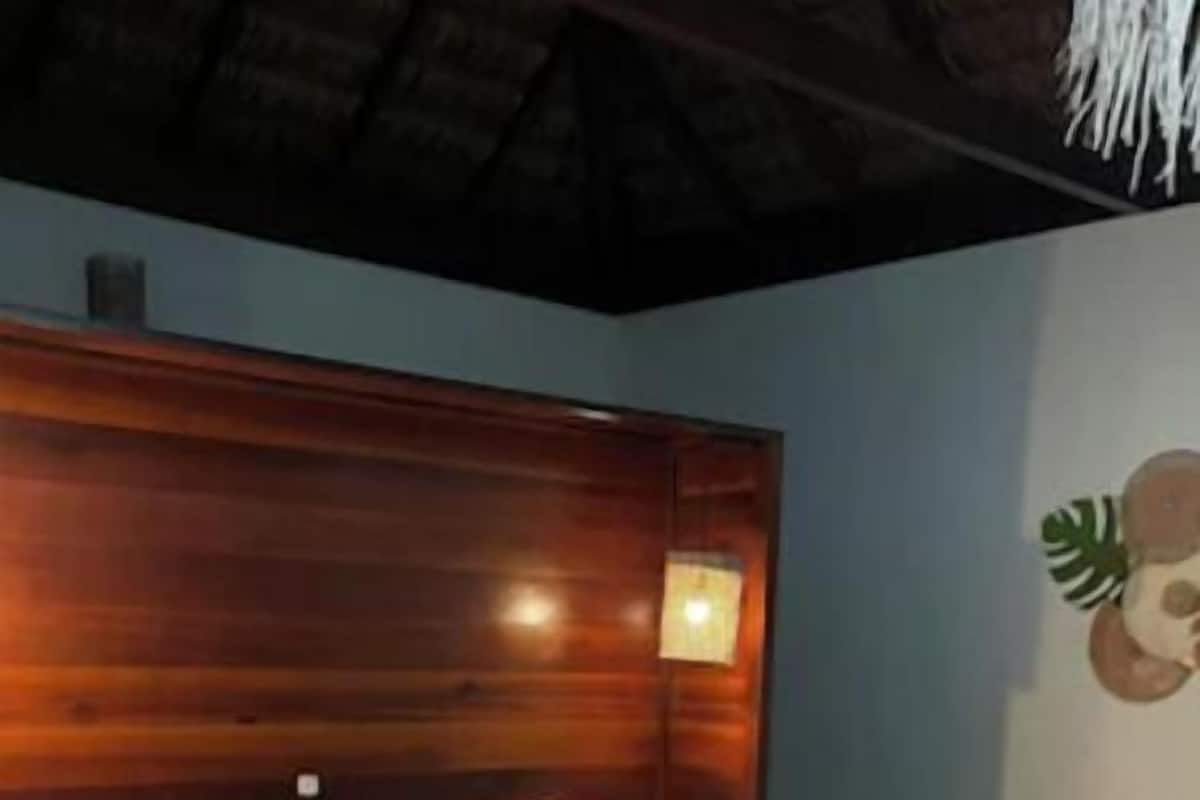 Chalet económico, lanai, vista al jardín | Espacio para trabajar con laptop y tabla de planchar con plancha