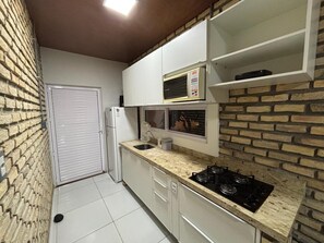 Chalet Confort, lanai, vista al jardín | Cocina privada | Refrigerador con congelador, microondas y parrilla de estufa 
