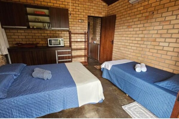 Chalet Confort, lanai, vista al jardín | Espacio para trabajar con laptop y tabla de planchar con plancha 