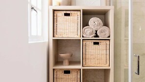 A bathroom with a glass shower door, a white shelf with wicker baskets, and a potted plant. - Nala - Increíble 3BR en CDMX, Col. Cuauhtémoc (Mexico City)