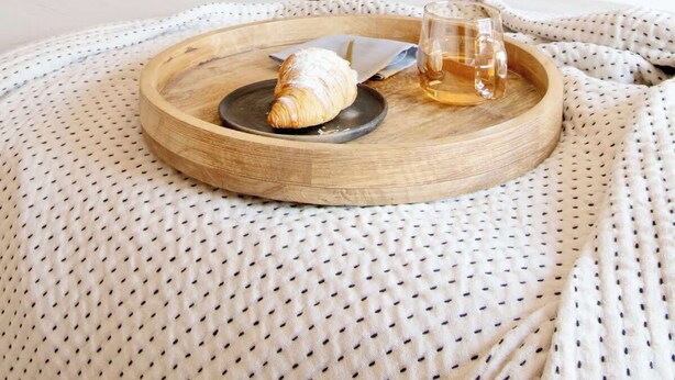 A bedroom with a bed, a bedside table with a tray, a croissant, and a glass of tea. - Nala - Increíble 3BR en CDMX, Col. Cuauhtémoc (Mexico City)