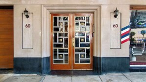 A double wooden door with glass panels and a number '60' on the wall to the left. - Nala - Increíble 3BR en CDMX, Col. Cuauhtémoc (Mexico City)