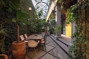 Outdoor dining - Casa del Sol. 4 bedrooms + garden | 8 guests (Mexico City)