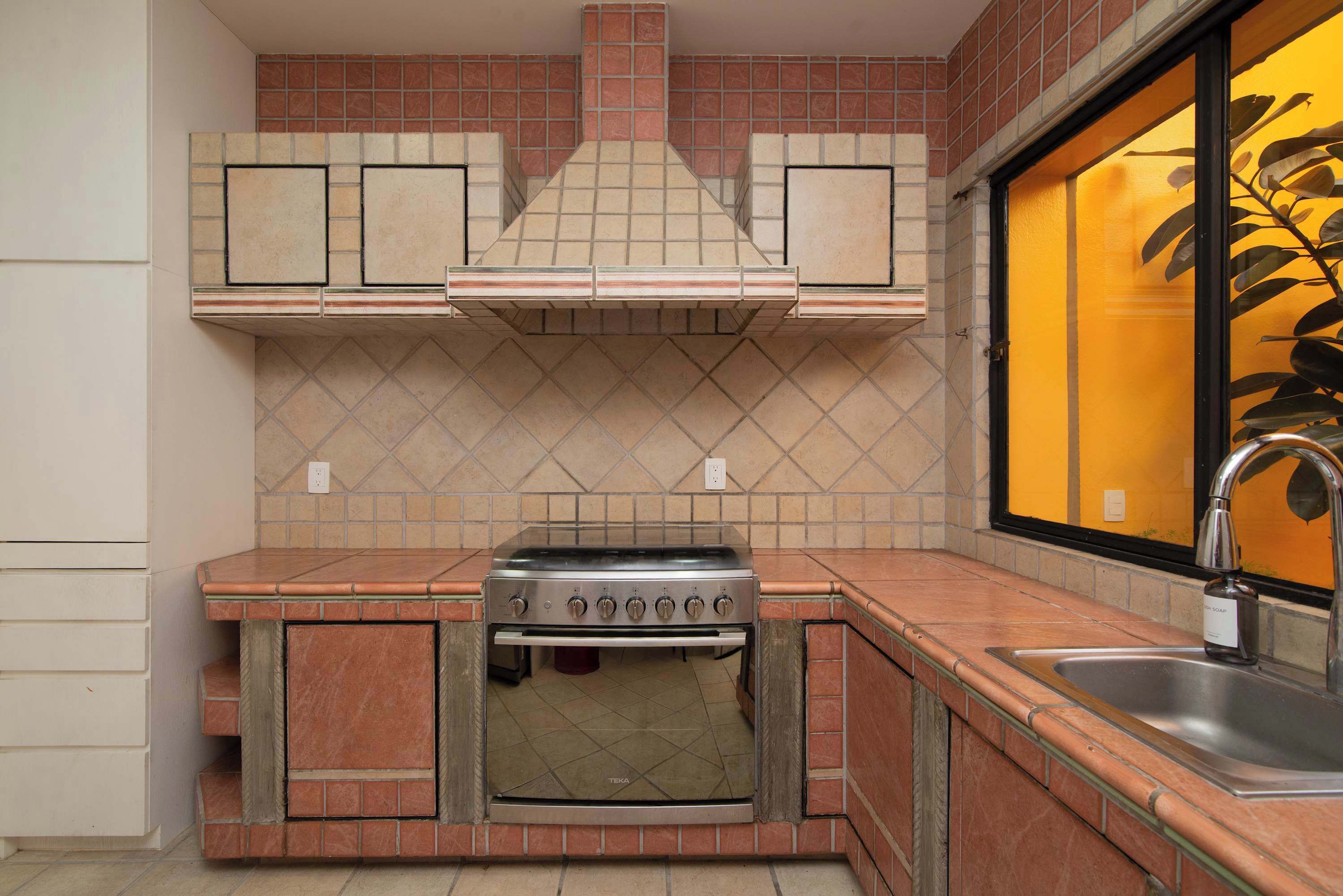 Fridge, oven, stovetop, coffee/tea maker