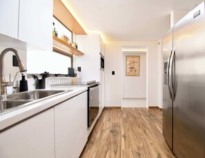 Fridge, microwave, oven, stovetop - Soleá | Chic Apartment in Nápoles, Steps from WTC (Mexico City)