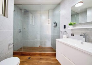 Shower, hair dryer, shampoo - Soleá | Chic Apartment in Nápoles, Steps from WTC (Mexico City)