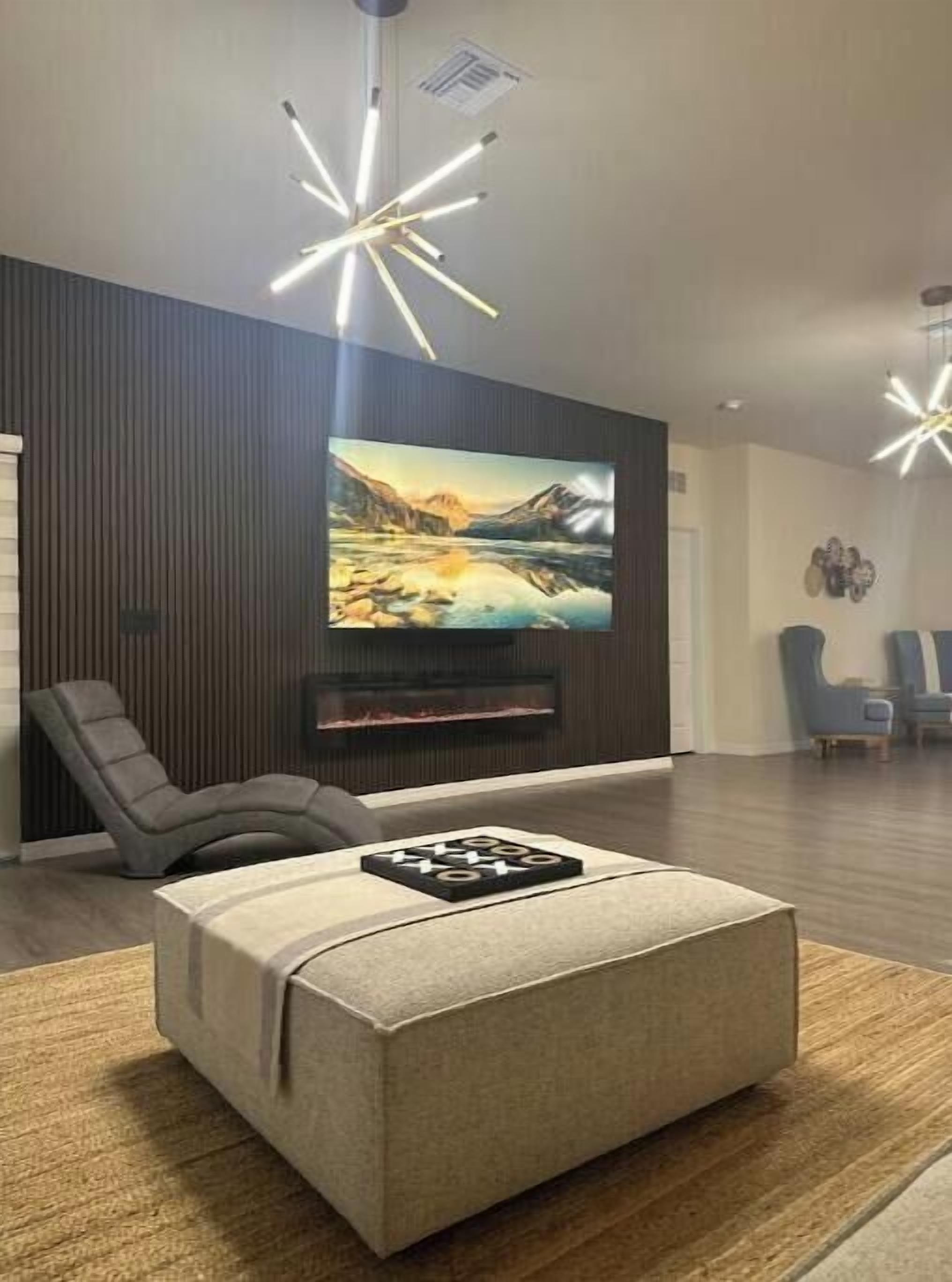 TV connectée, cheminée, chaîne hi-fi