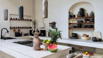 Frigorífico, microondas, placa de cocina y cafetera o tetera