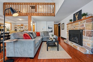 Smart TV - Peaceful 3-bedroom chalet in Pocono Lake perfect for relaxing getaway (Pocono Lake)