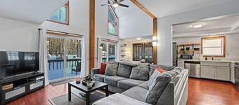 Pocono Chalet, Sleeps 10, Lake Access, Fire Pit, Screened Porch, Fireplace