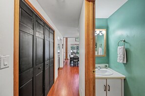 Hair dryer, towels, soap, toilet paper - Peaceful 3-bedroom chalet in Pocono Lake perfect for relaxing getaway (Pocono Lake)