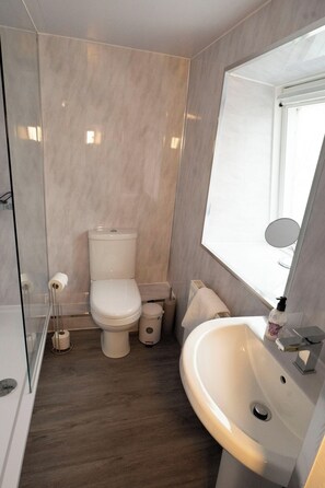 Hårføner og håndklær