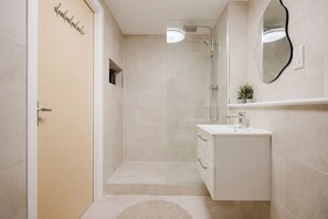 Hair dryer, towels - 2BR Stylish Apartment up to 9 with Balcony (St Helens)