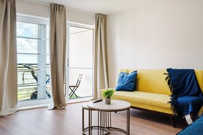 TV - 2BR Stylish Apartment up to 9 with Balcony (St Helens)