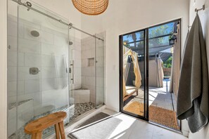 Shower, towels, shampoo - Luxury 4B Home & Heated Pool, Resort for 10 guests (Sarasota)