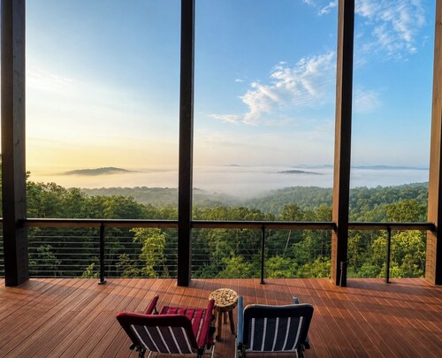 Above the Clouds Luxury Retreat with Hot Tub and Epic Views