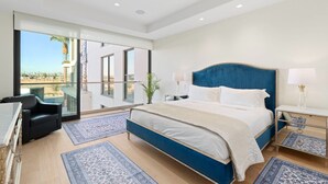A modern hotel room with a large bed, a balcony with a view, and a desk with a chair. - Luxury Brand-New Apartment with Pool-Ritz Resort (Paradise Valley)
