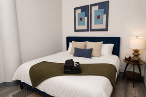 Iron/ironing board, travel crib, free WiFi, bed sheets - Luxury 6BR/3BA Group Stay in McCormick, Sleeps 12 (Chicago)