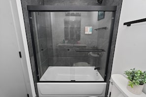 Douche, séchoir à cheveux, serviettes fournies, savon