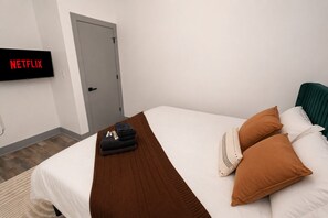 Bügeleisen/Bügelbrett, Reisekinderbett, kostenloses WLAN, Bettwäsche