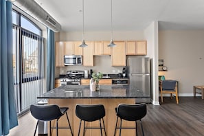 Fridge, microwave, oven, stovetop - MSP Voyager | By Childrens Hospital | Free Parking (Minneapolis)