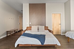 Een bureau, een strijkplank/strijkijzer, wifi, beddengoed
