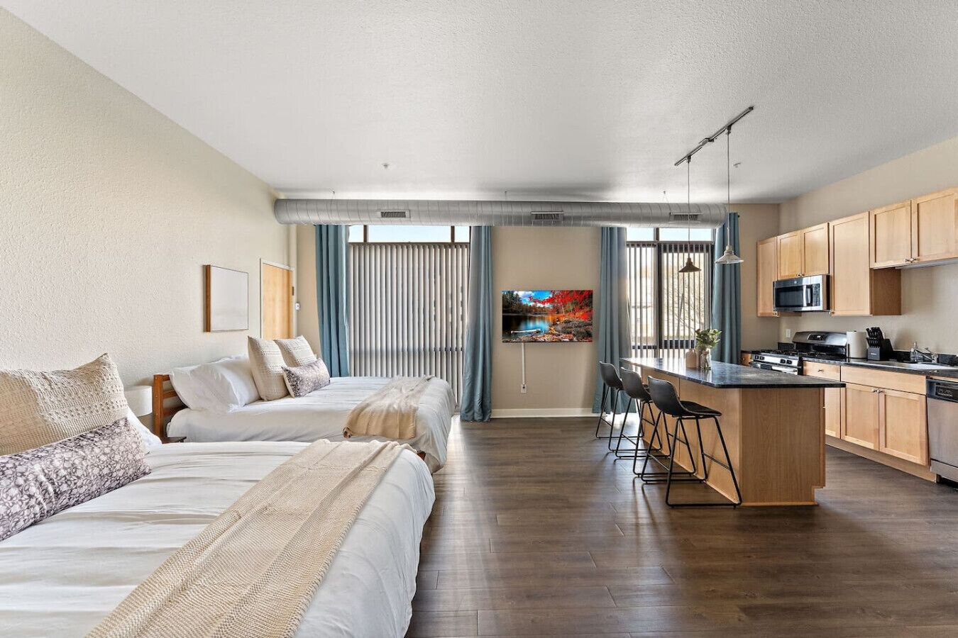 Desk, iron/ironing board, WiFi, bed sheets