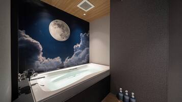 Superior Double Room | Bathroom | Combined shower/tub, hair dryer, towels, shampoo