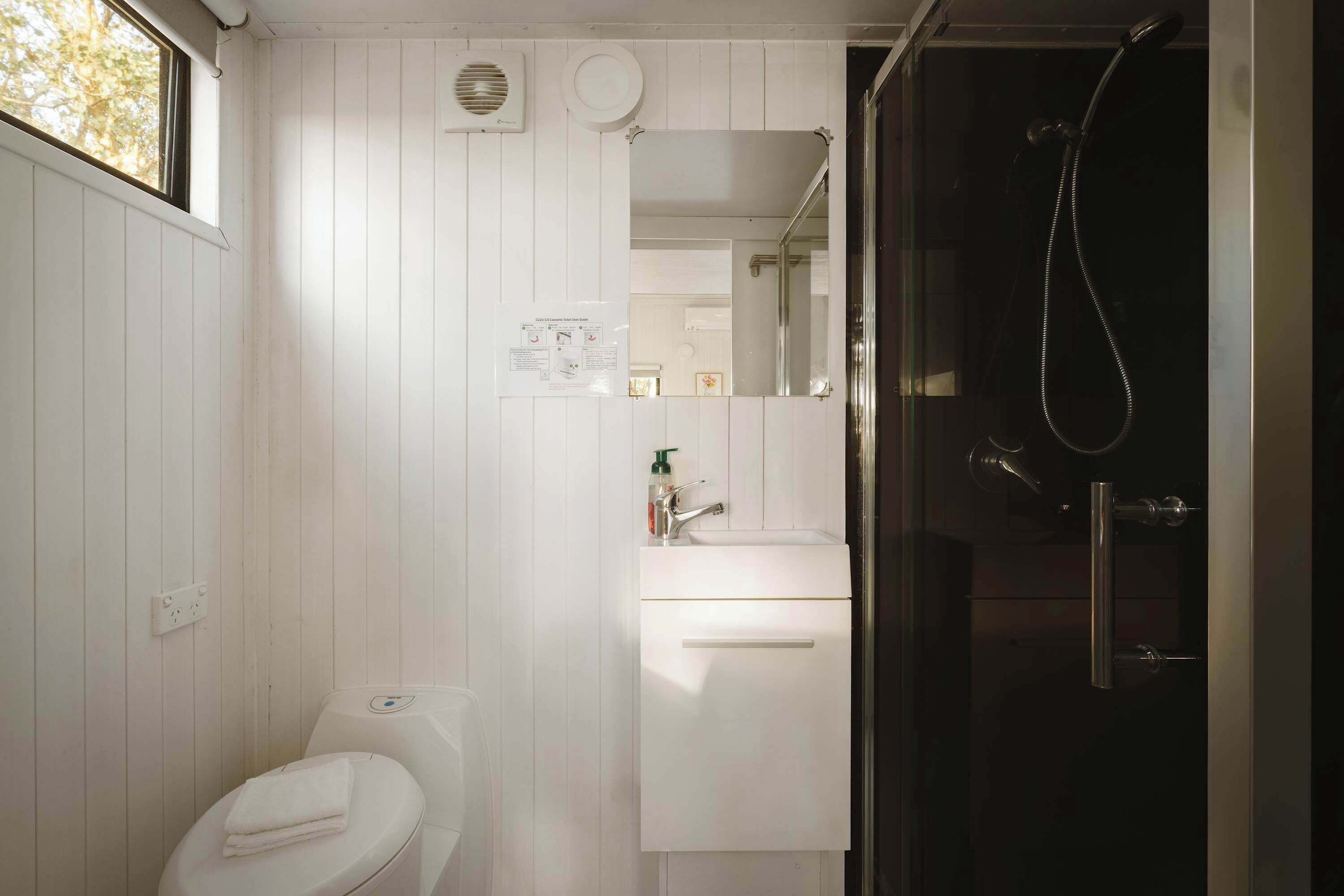 Een douche, een haardroger, handdoeken, shampoo