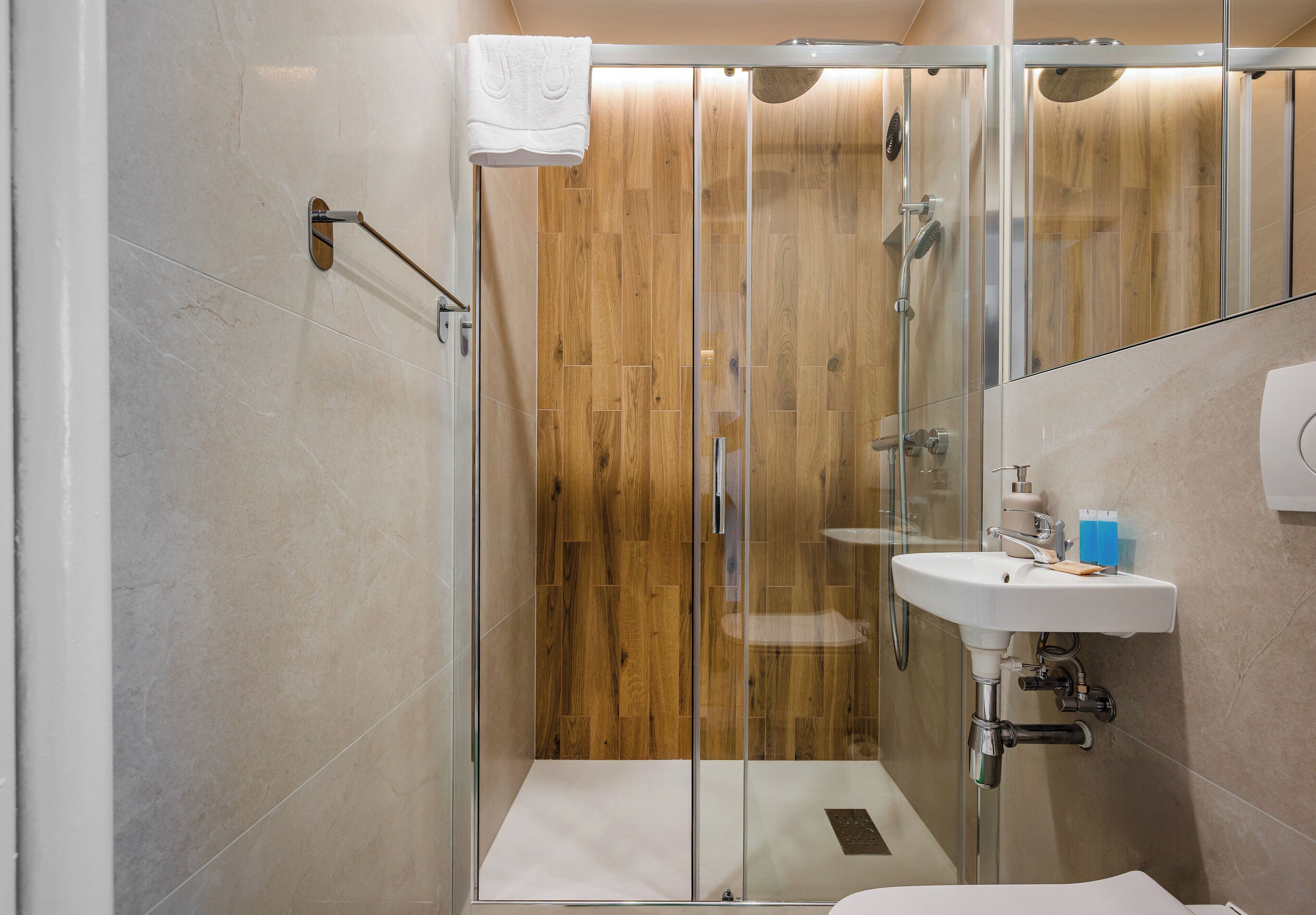 Douche, séchoir à cheveux, serviettes fournies