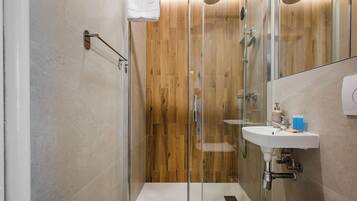 Douche, séchoir à cheveux, serviettes fournies