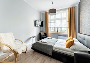 1 dormitorio, tabla de planchar con plancha, wifi y ropa de cama