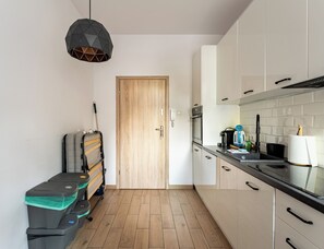 Frigorífico, horno, placa de cocina y lavavajillas