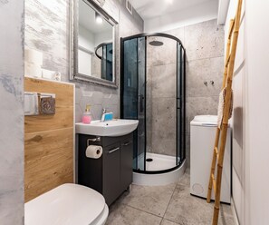 Douche, sèche-cheveux, serviettes fournies