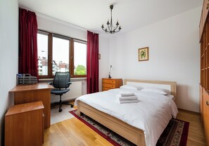 1 dormitorio, tabla de planchar con plancha, wifi y ropa de cama