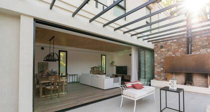 Casa Reserva: Designer Home, Jacuzzi & outdoor Fire Pit in Chacras de Coria