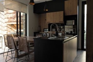 Four, cafetière/bouilloire, batterie de cuisine, vaisselle et ustensiles