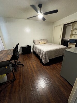 Iron/ironing board, WiFi, bed sheets - 4-bedroom COZY & SPACIOUS HOME in THE HEART OF Brownsville (Brownsville)