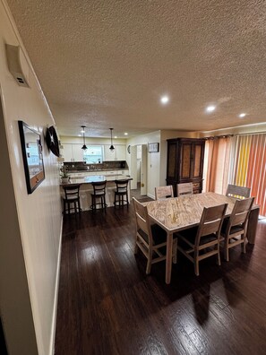 Dining - 4-bedroom COZY & SPACIOUS HOME in THE HEART OF Brownsville (Brownsville)