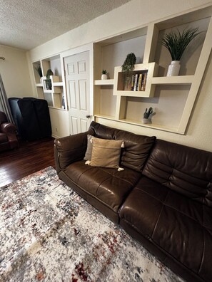 Living area - 4-bedroom COZY & SPACIOUS HOME in THE HEART OF Brownsville (Brownsville)