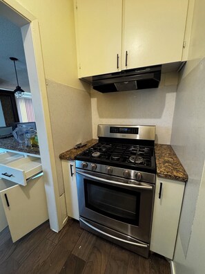 Private kitchen - 4-bedroom COZY & SPACIOUS HOME in THE HEART OF Brownsville (Brownsville)