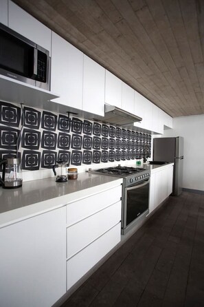 Fridge, microwave, oven, stovetop - La Casona de Puebla | 2bd Apt | Centro Histórico (Puebla)