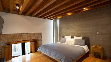 Desk, WiFi, bed sheets