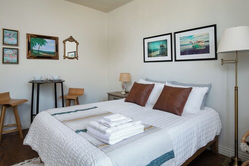 Terrific studio with AC in sunny Los Angeles