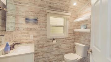 Regadera, toallas, jabón, papel de baño