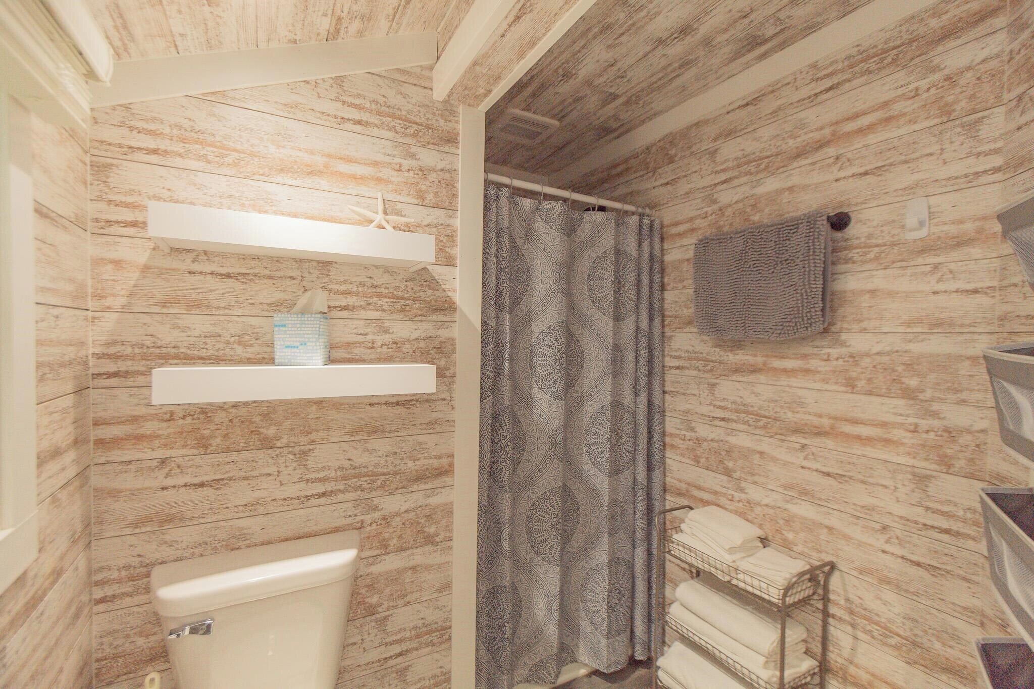 Douche, serviettes fournies, savon, papier toilette