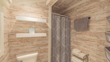 Douche, serviettes fournies, savon, papier toilette