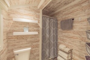 Regadera, toallas, jabón, papel de baño 